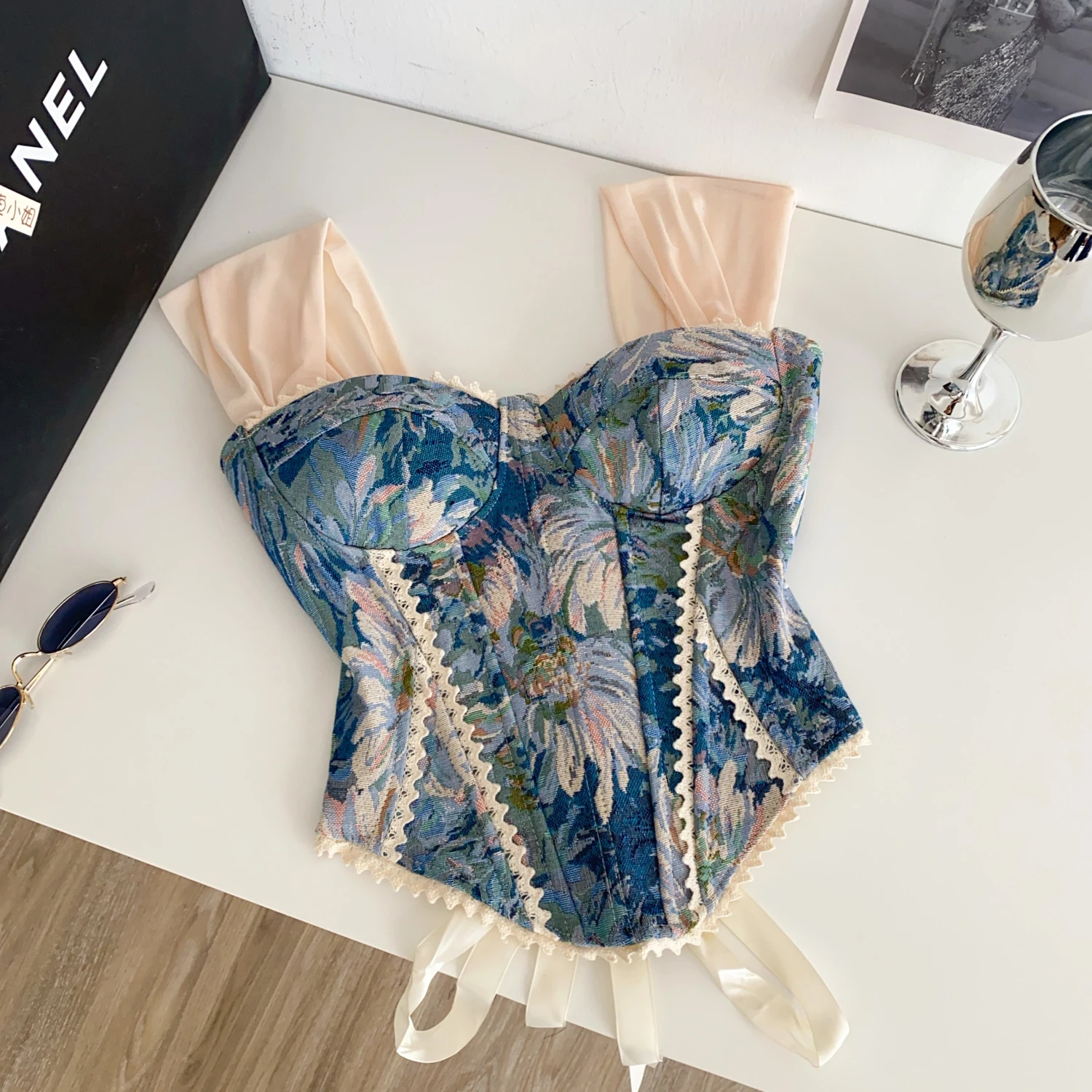 

Clothland женский сексуальный укороченный топ с цветочным принтом и широкими бретелями, рубашка без рукавов со шнуровкой и открытой спиной, кружевные винтажные тонкие топы Blusa WA384