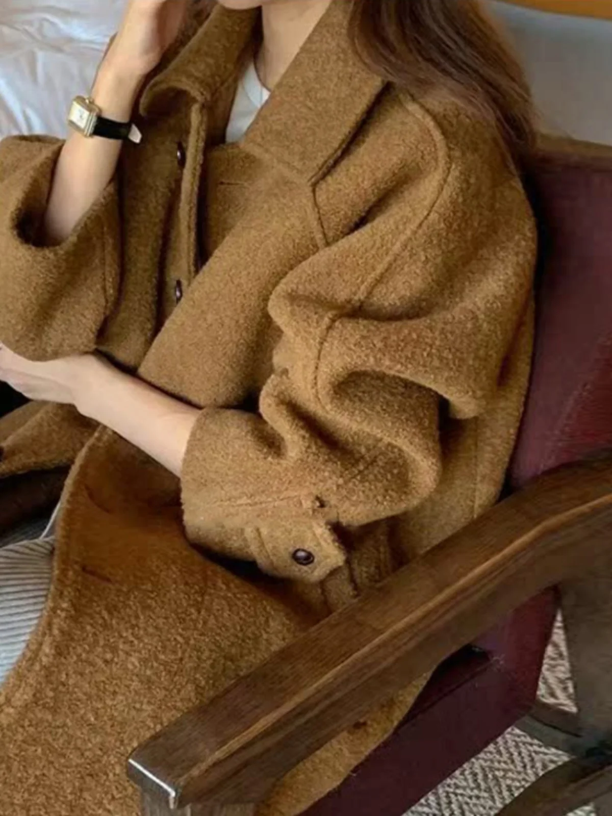 معطف صوف شتوي نسائي بياقة مقلوبة أنيقة وزر واحد فضفاض متعدد الاستخدامات متوسط الطول بأسلوب كوري للتنقل اليومي