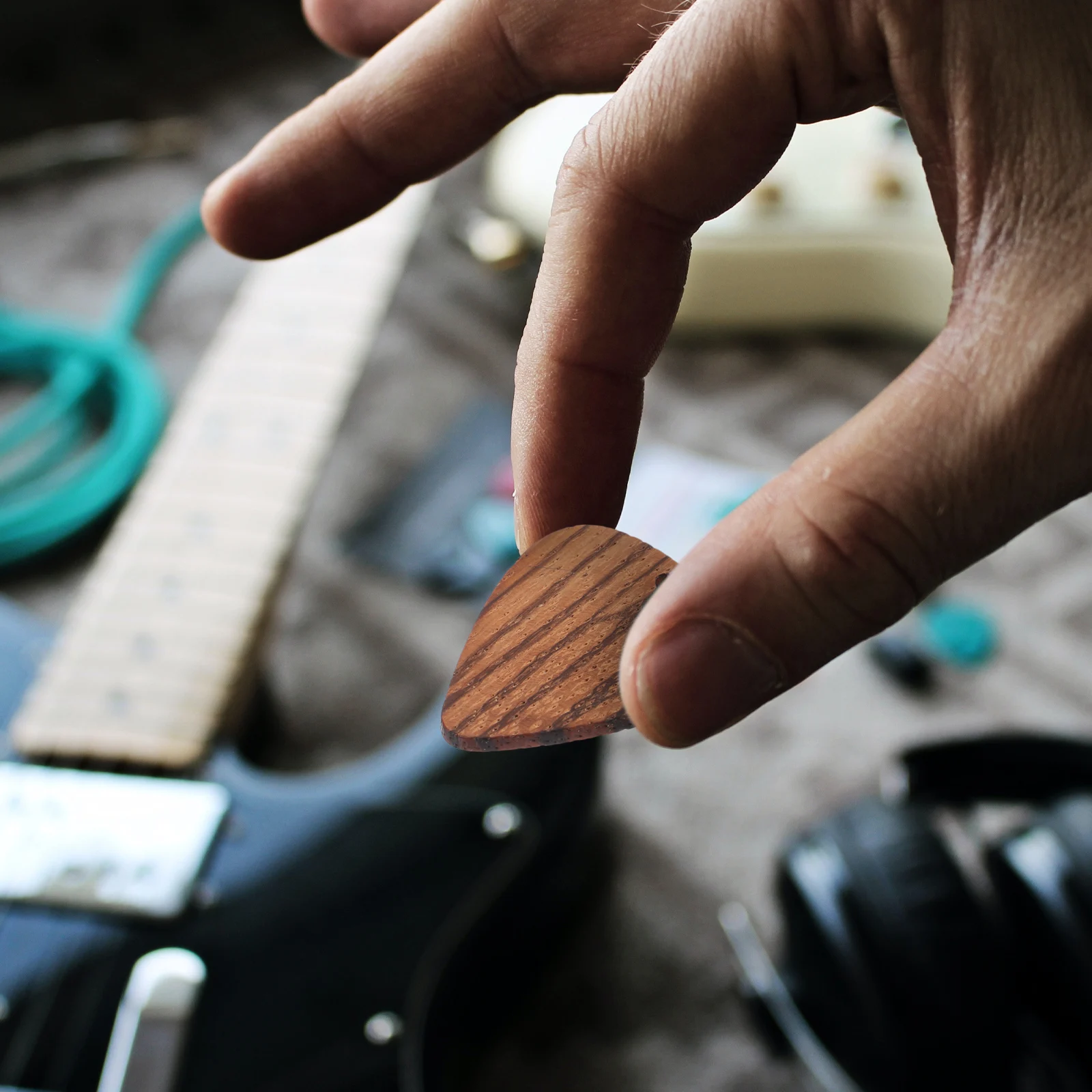 

Wooden Pendant Bass Pick Guitar Accessories for Men Musical Instrument Finger Picks