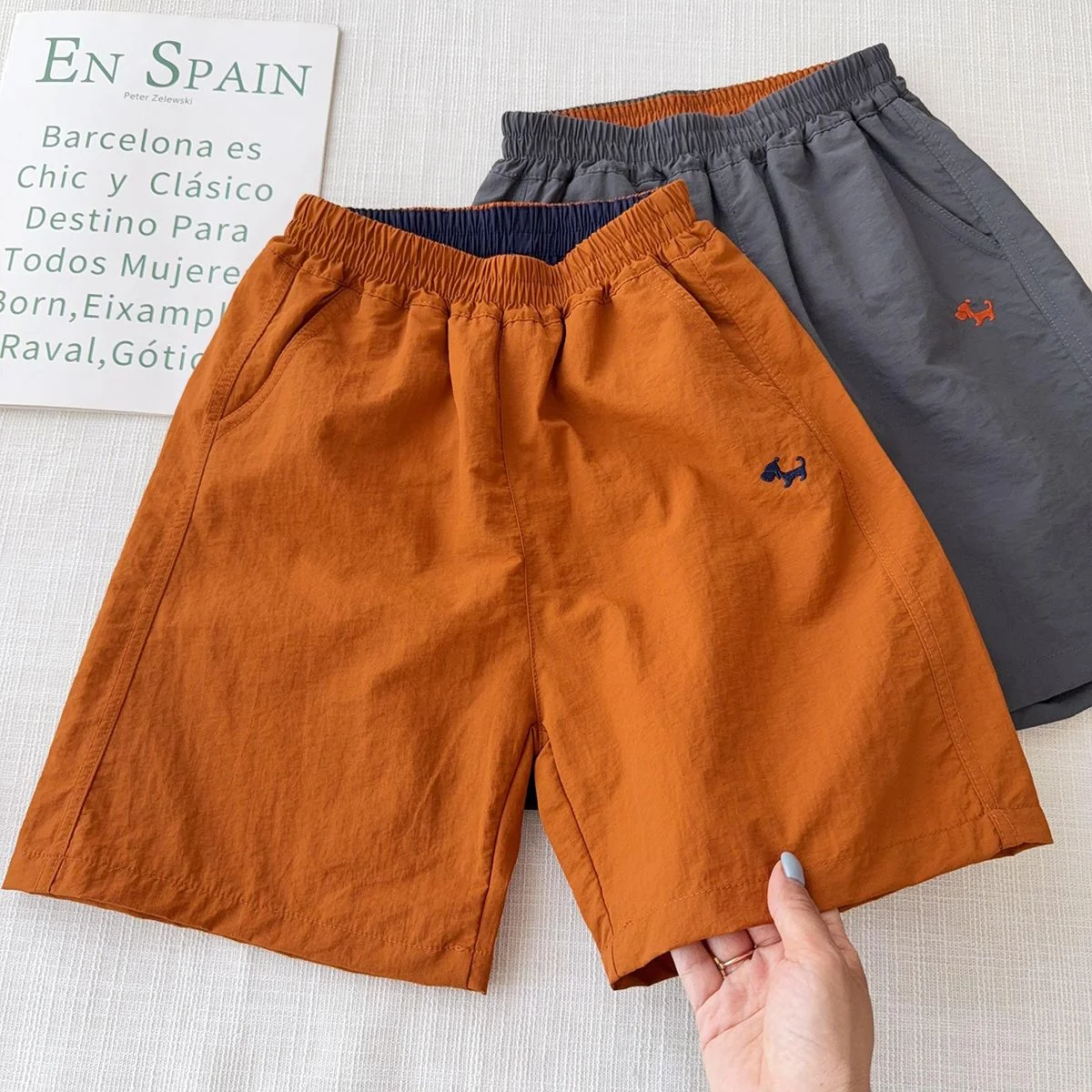 2026 Sommer Teenager Kinder Schnelltrocknende Shorts mit Hundestickerei Leichte Atmungsaktive Elastische Taille Freizeitshorts für Jungen Mädchen 4-14 Jahre – Detail 4