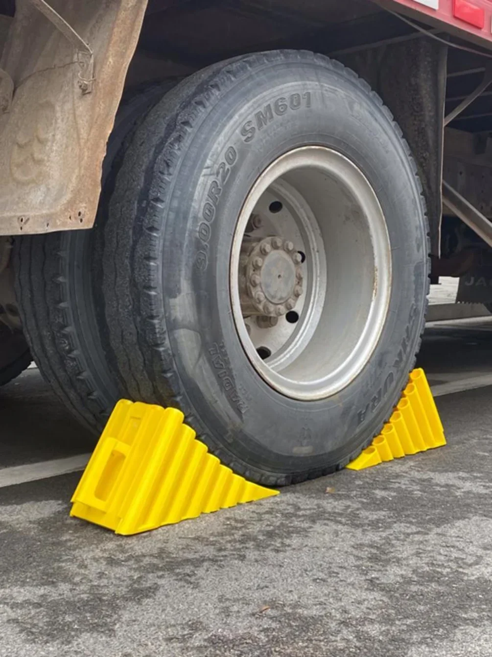 Portable Wheel Chock Heavy Duty Vehicle Car Truck Tire Chock Stop Block Honeycomb Base Anti-slip Fixed Pad Yellow