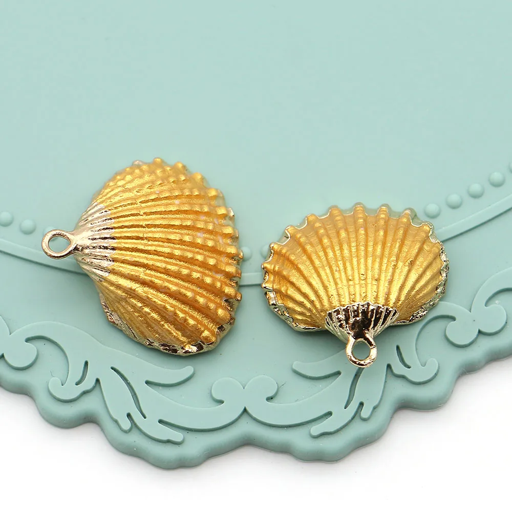 Exquisite Classic Natural Scallop Pendant Dyed Gold-plated Edge Single-hole Design Stylish Creative Accessory Jewelry Wind Chime