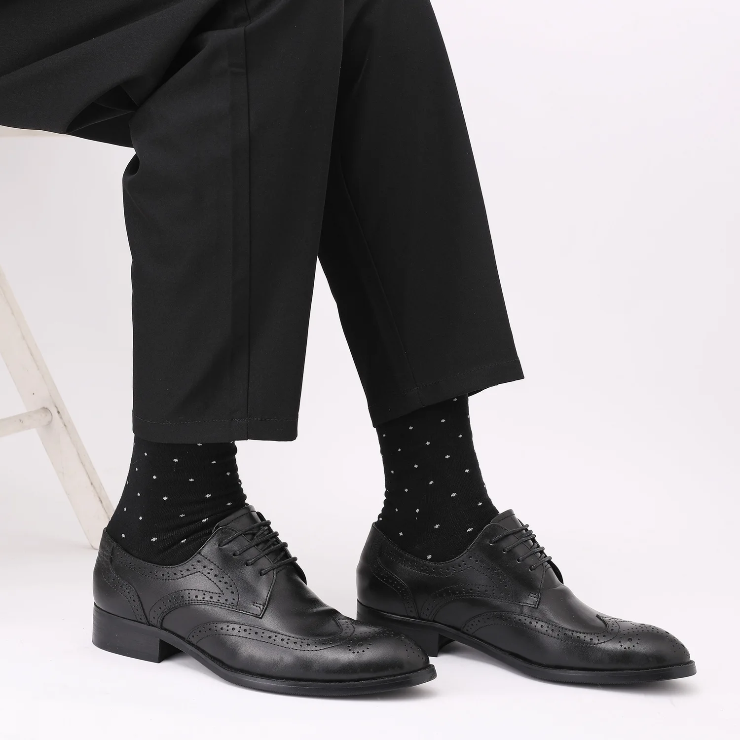 5 pairs of men's diamond-patterned mid-calf socks, soft, breathable, and sweat-wicking, classic black geometric pattern.
