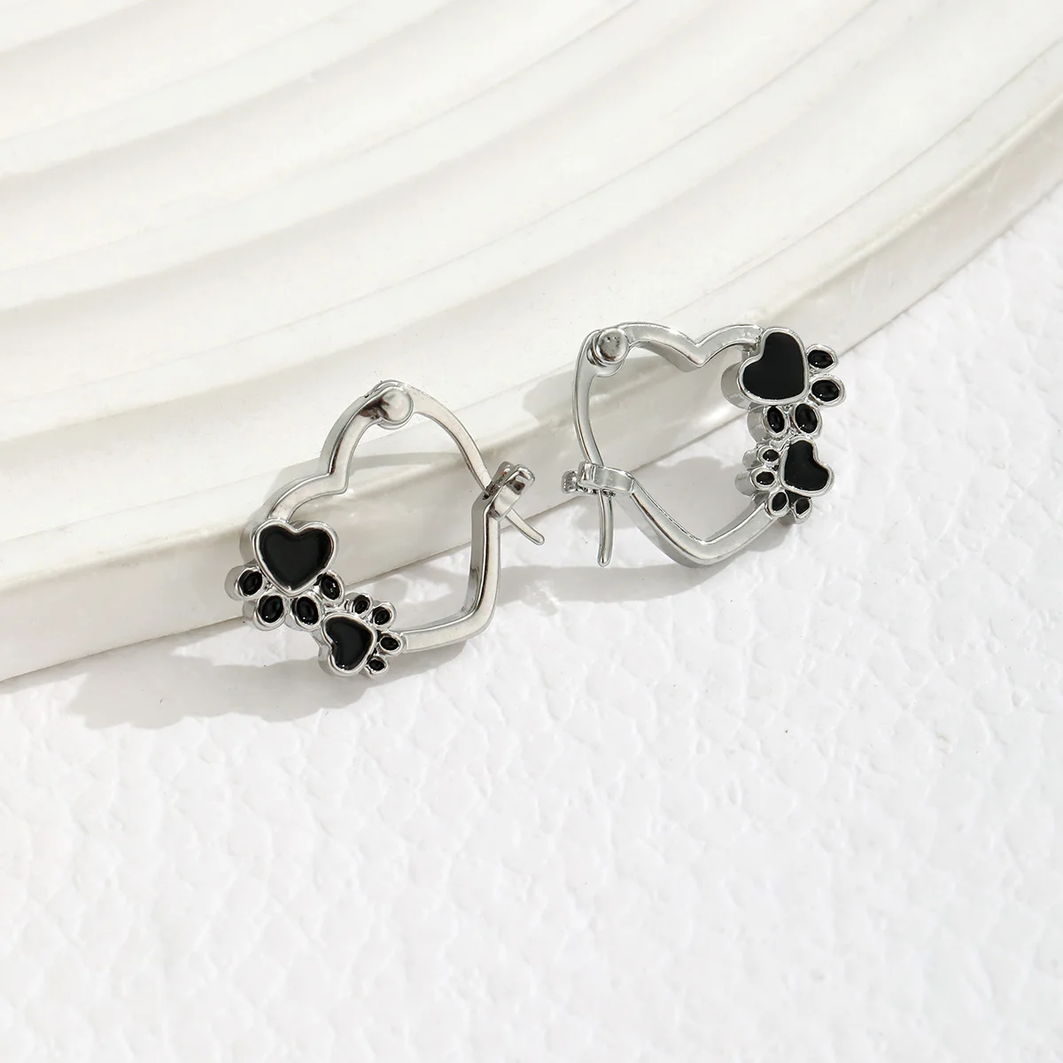 A Pair of Creative New Cat and Dog Footprint Earrings, Simple and Fashionable Oil Dripping Cute Little Animal Love Earrings Whol