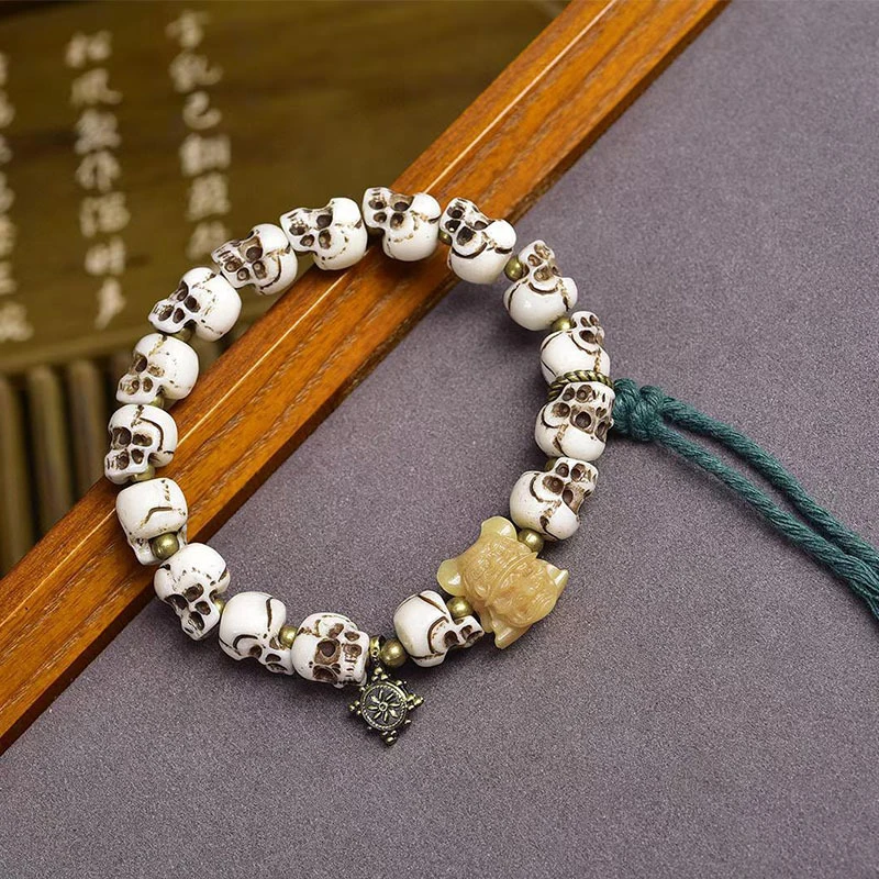 

Браслеты в тибетском стиле с подвесками из кисточек и украшениями из кости яка, ручной работы.