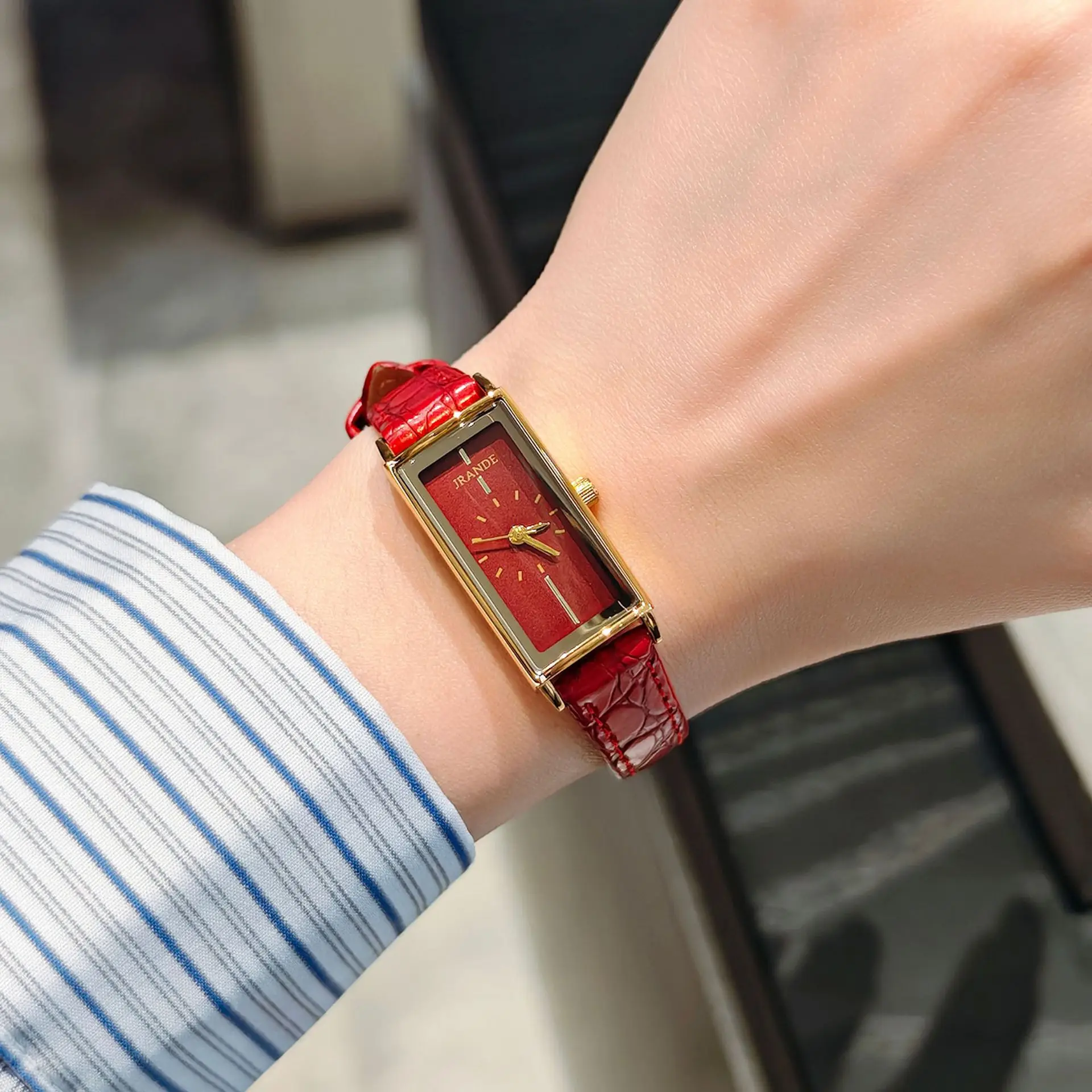 New Women'S Watch, High-End Vintage Red Watch, Fashionable Quartz Wristwatch, Creative Gift For Women, Unique Timepiece.