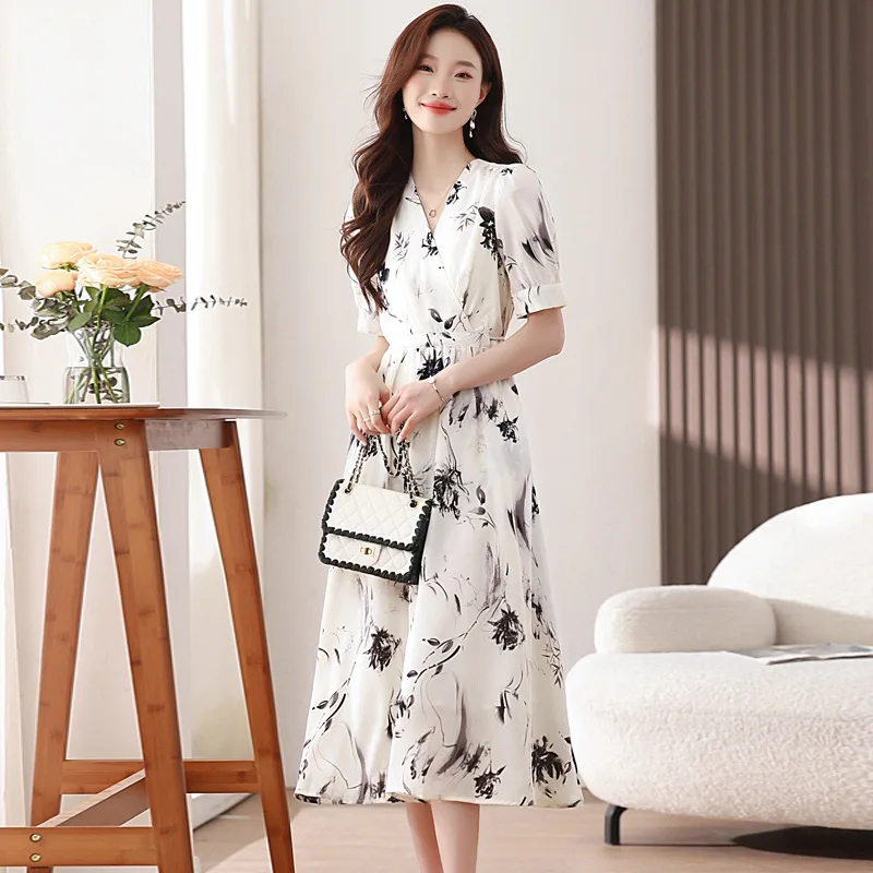 Robe à fleurs blanche pour femmes, nouvelle mode d'été, taille de tempérament, haut de gamme, délicate pause thé français, petite jupe longue, 2025