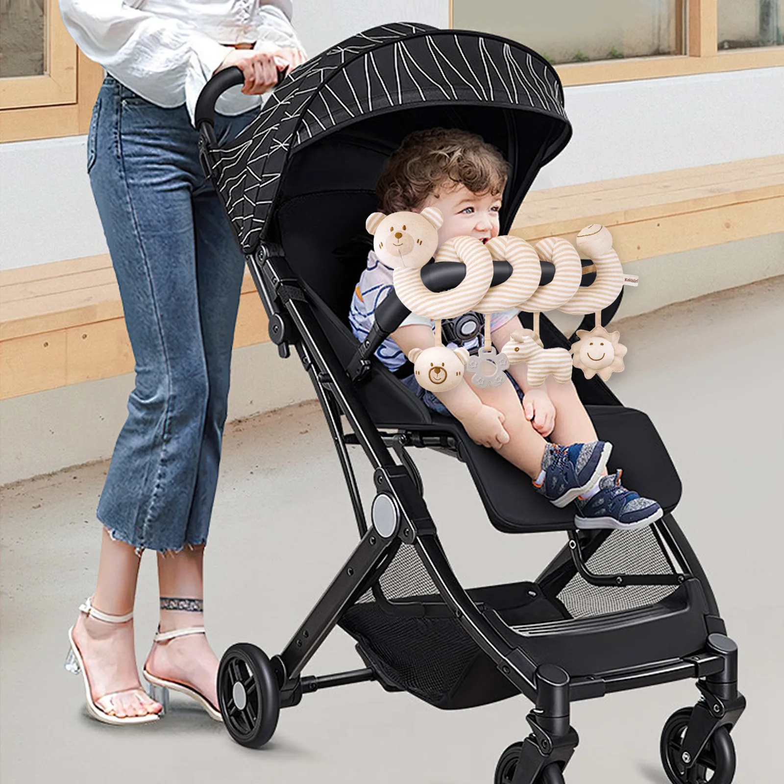 Simpatico giocattolo per culla a spirale per bambini a forma di orso con sonagli appesi Massaggiagengive Morbido peluche per attività infantile Giocattolo elasticizzato e a spirale per seggiolino auto