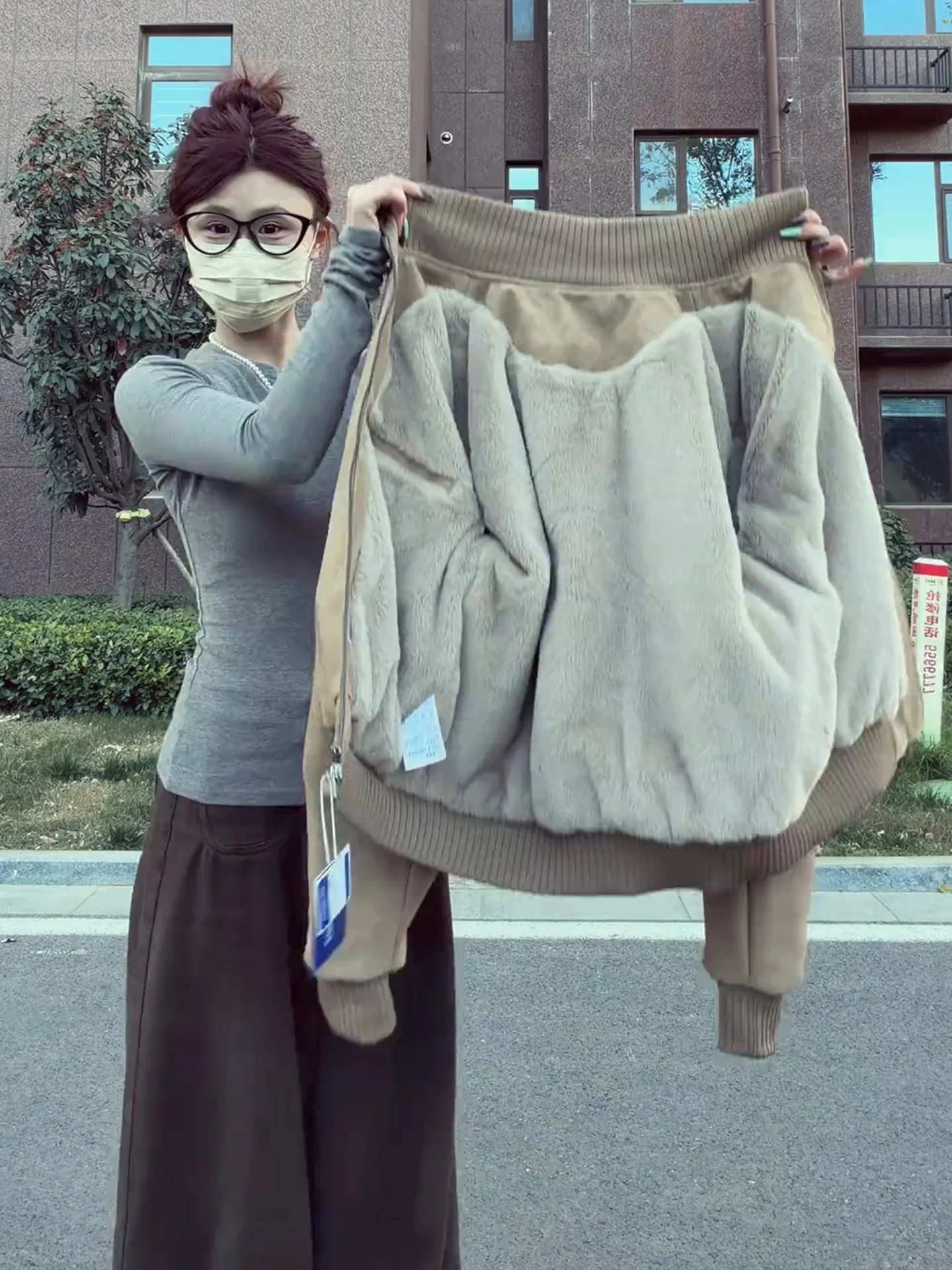 

Утепленная коричневая женская зимняя куртка из искусственного кроличьего меха с воротником-стойкой, на молнии, из хлопка, в стиле бомбер.