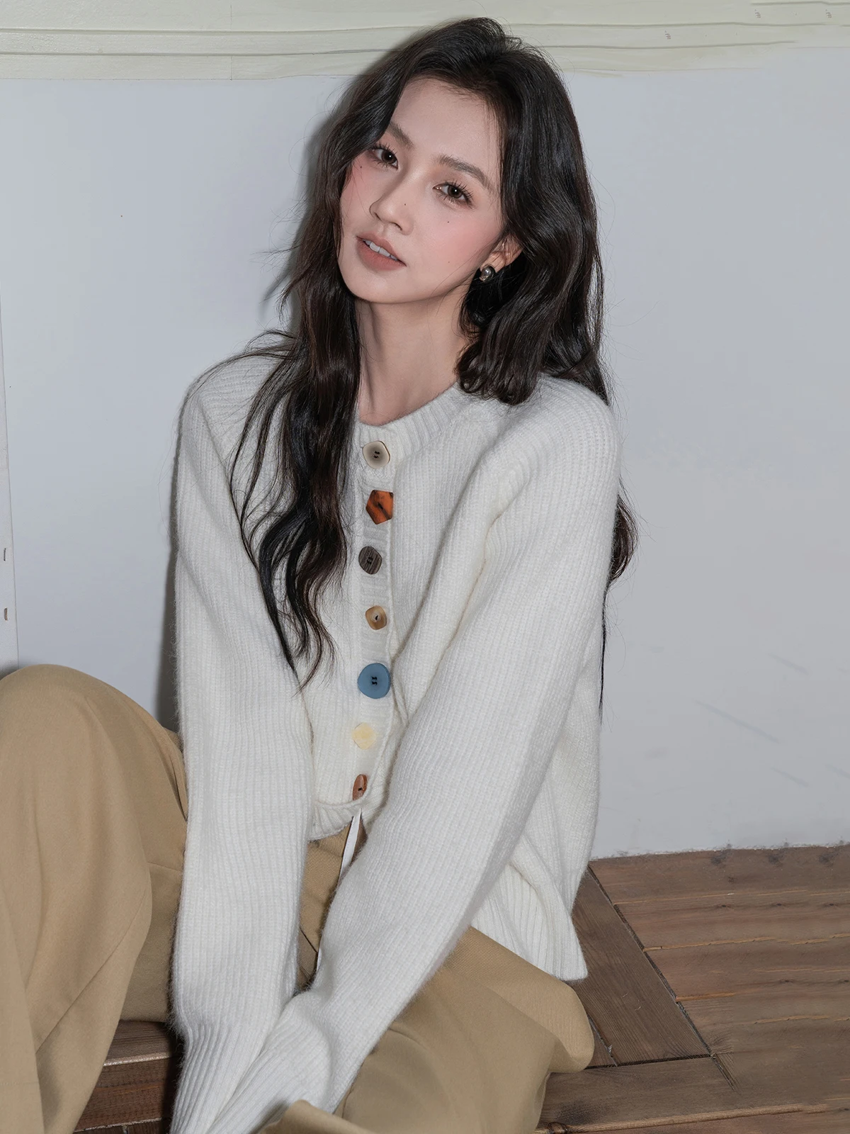 

Loose Fit Knitted Sweater Cardigan Women's round Ne oulder Insert Design Spring 2026 Casual Comfortable Slimming Top