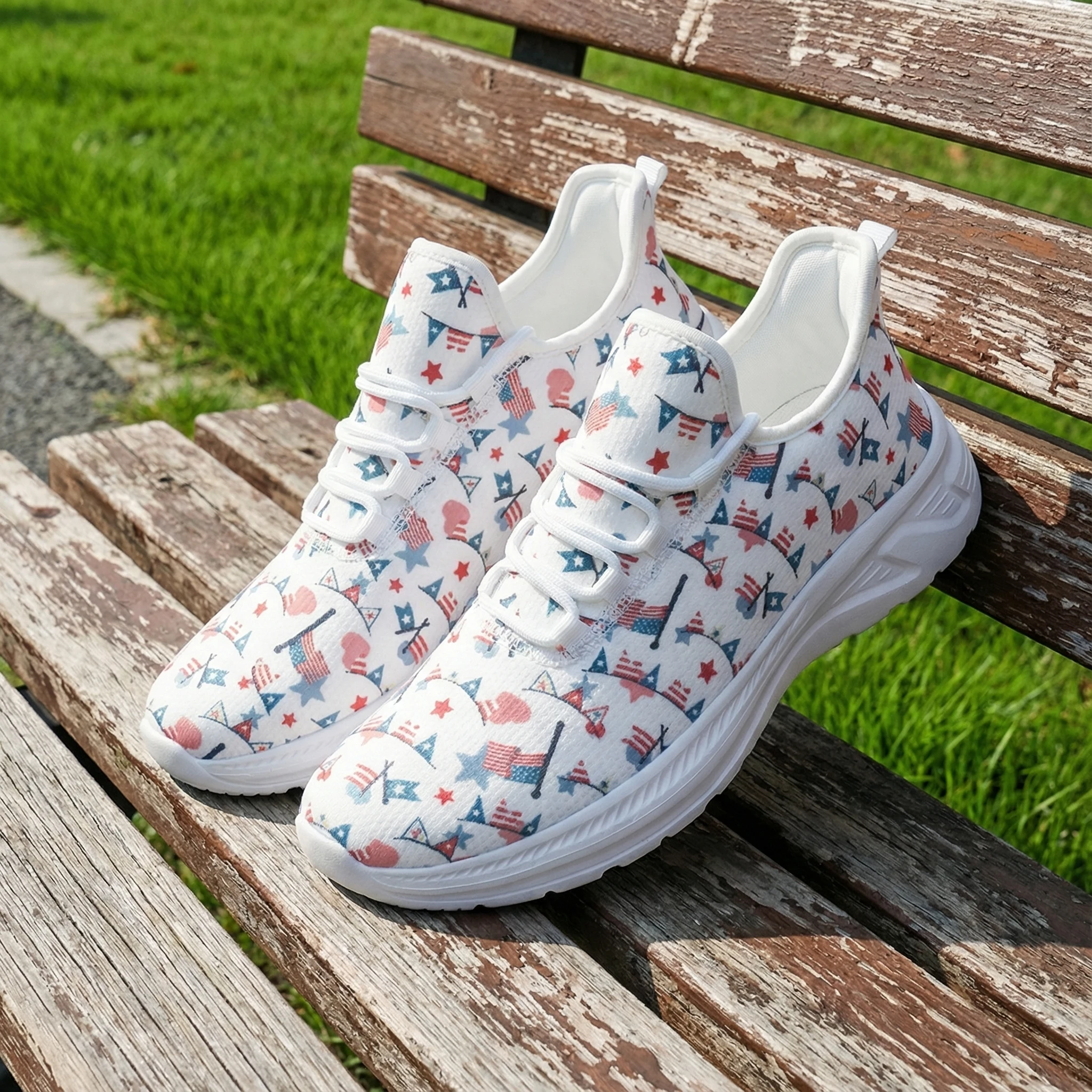

Fashionable and casual sports shoes with red and blue flag print, comfortable, breathable and lightweight running shoes.