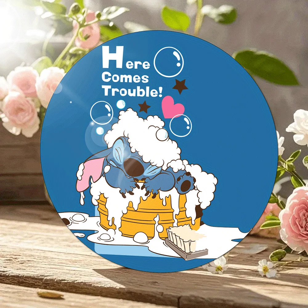 مسطح ثنائي الأبعاد - ديكور منزلي ثنائي الأبعاد قطعة واحدة من ديزني ستيتش "هنا يأتي مشكلة!" مغناطيس معلق على لوحة الباب الخشبية المستديرة - 7.87 × 7.87 بوصة معاد تدويره