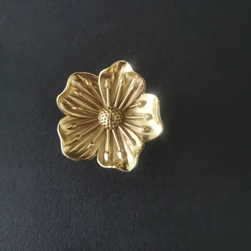 Artistic Brass Plum Flower Handle Cabinet Knob Drawer Pull Minimalist Furniture Decoration For Wardrobe Closet Door