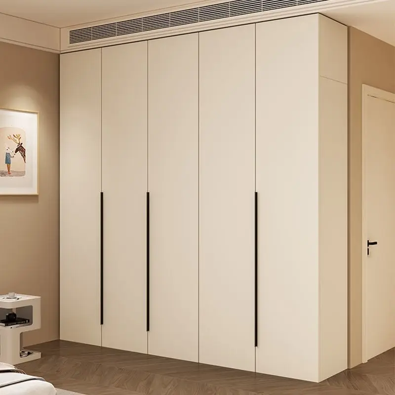 ตู้เสื้อผ้าสไตล์โมเดิร์นเรียบหรู สีครีม พร้อมบานประตูเก็บของ ด้านบนทำจากไม้เนื้อแข็งลายหนัง พร้อมโต๊ะทำงานในตัว