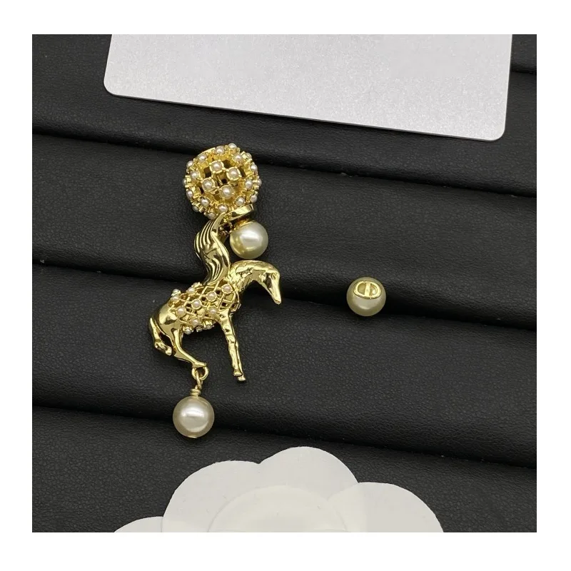 

Classic Light Luxury High-end Sense Size Pearl Earrings Women's Fashion Retro Versatile Earrings