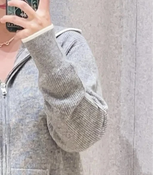 

Women's gray hooded knitted frog leaping long sleeved warm autumn and winter sports casual top