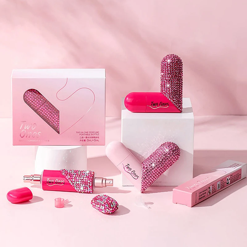 Tragbare 2-in-1-Reiseparfümflasche, 5 ml + 5 ml, herzförmiger, nachfüllbarer Zerstäuber, Doppelkopf-ABS-Mini-Düftspender