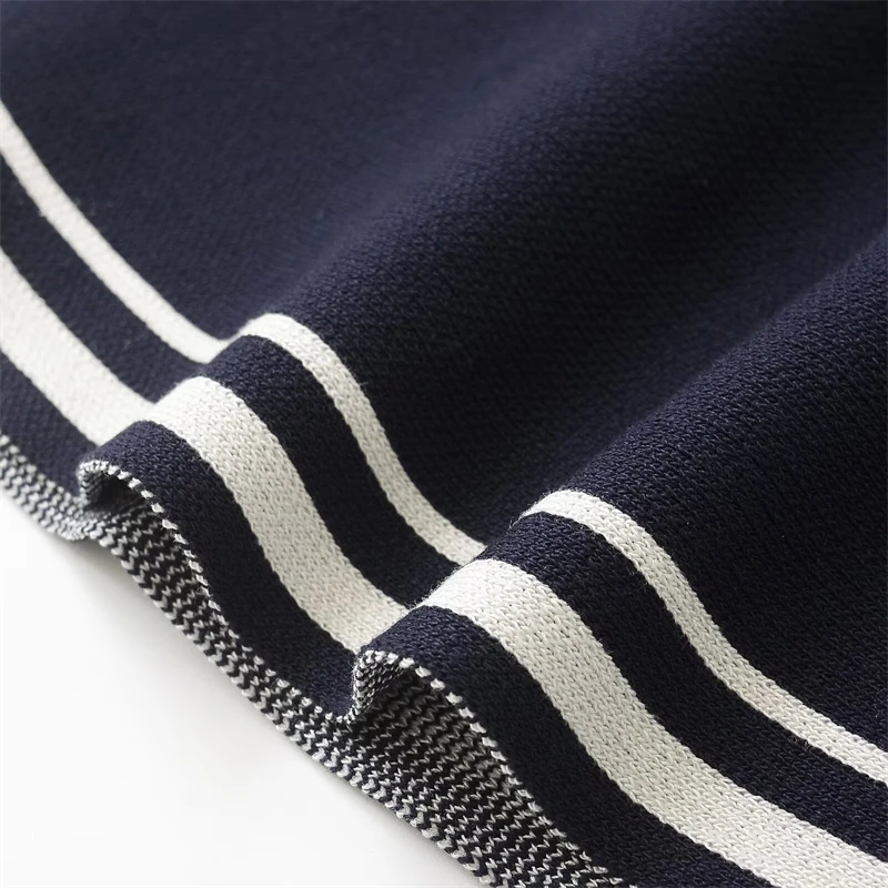 KEYANKETIAN 2025 Wiosna Nowa damska spódnica z dzianiny w kontrastowe paski w stylu preppy Elastyczna talia Cienka mini spódniczka w kształcie litery A