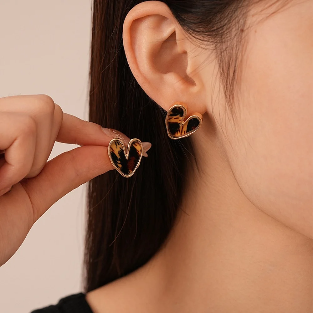 Retro Leopard Love Stud Earrings Simple Dark Resin Women Earrings Fashionable Women’s Jewelry Trendy Accessories Gifts