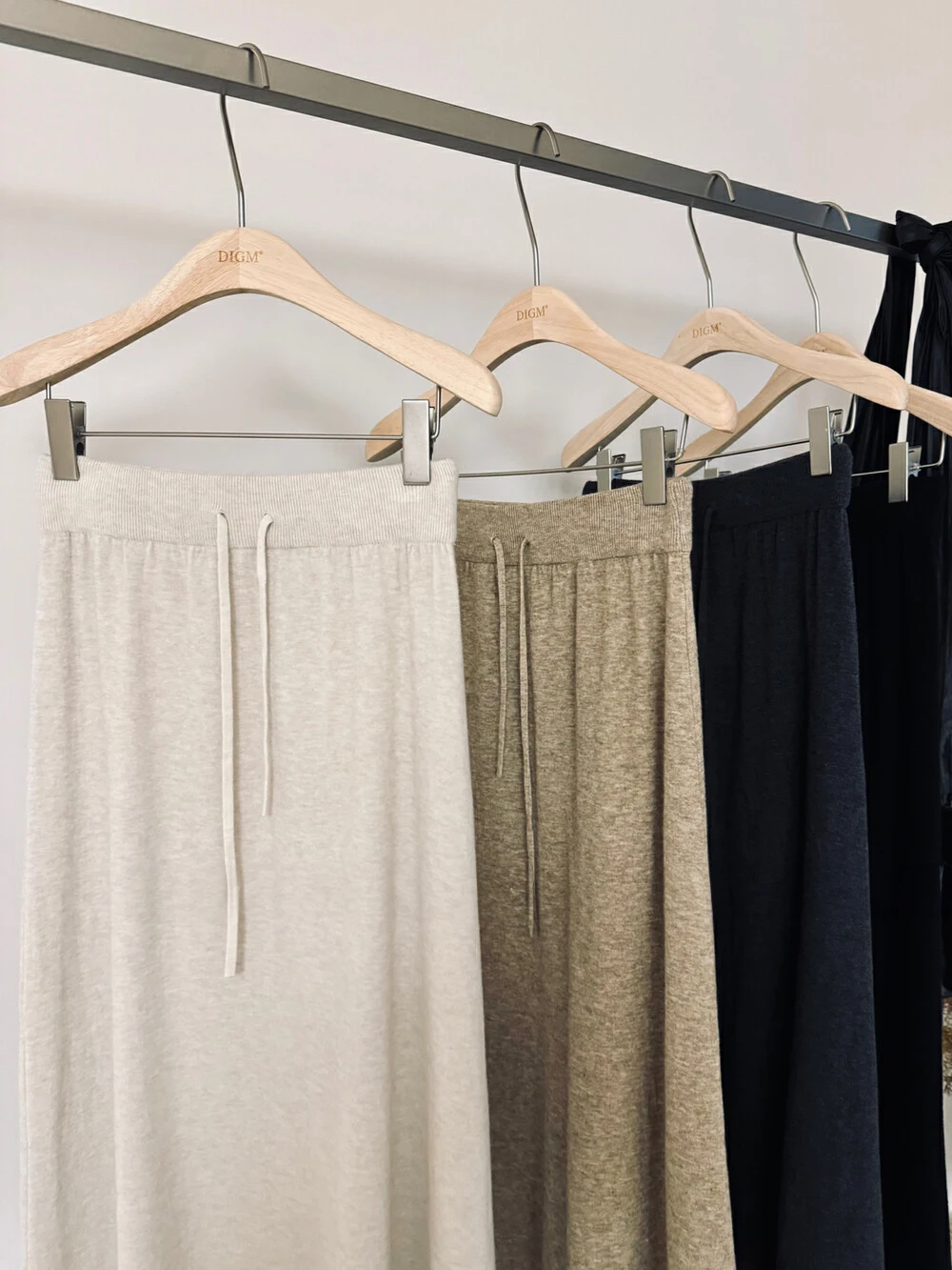 Versatile Medium-Length Wool Knit Skirt For Women With Elastic Waist Soft And Supple Style Wide Hemline Casual Fashion