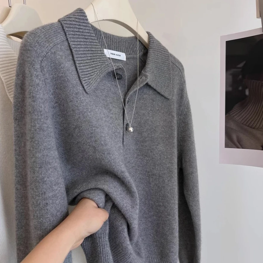 เสื้อสเวตเตอร์แคชเมียร์สีเทาสไตล์เรโทรสำหรับผู้หญิง เสื้อแจ็คเก็ตคอปกโปโลแบบสามกระดุม เสื้อถักสำหรับใส่เป็นเสื้อตัวในช่วงฤดูใบไม้ร่วง เสื้อท่อนบนให้ความอบอุ่น