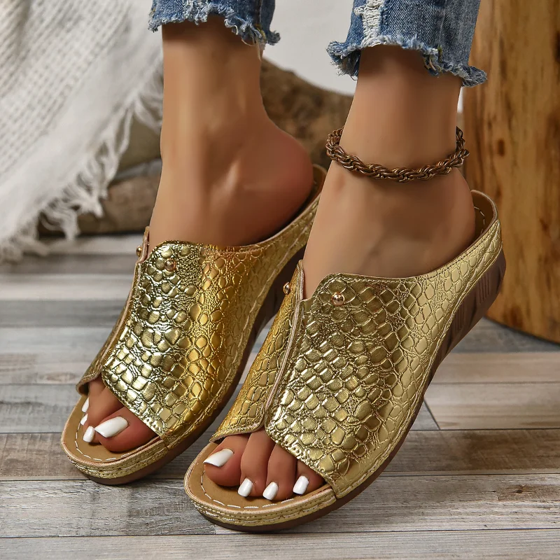 

Модные женские золотые шлепанцы на танкетке 2026 года, новые летние женские сандалии на платформе с крокодиловым принтом, женские пляжные шлепанцы из искусственной кожи с нескользящей подошвой