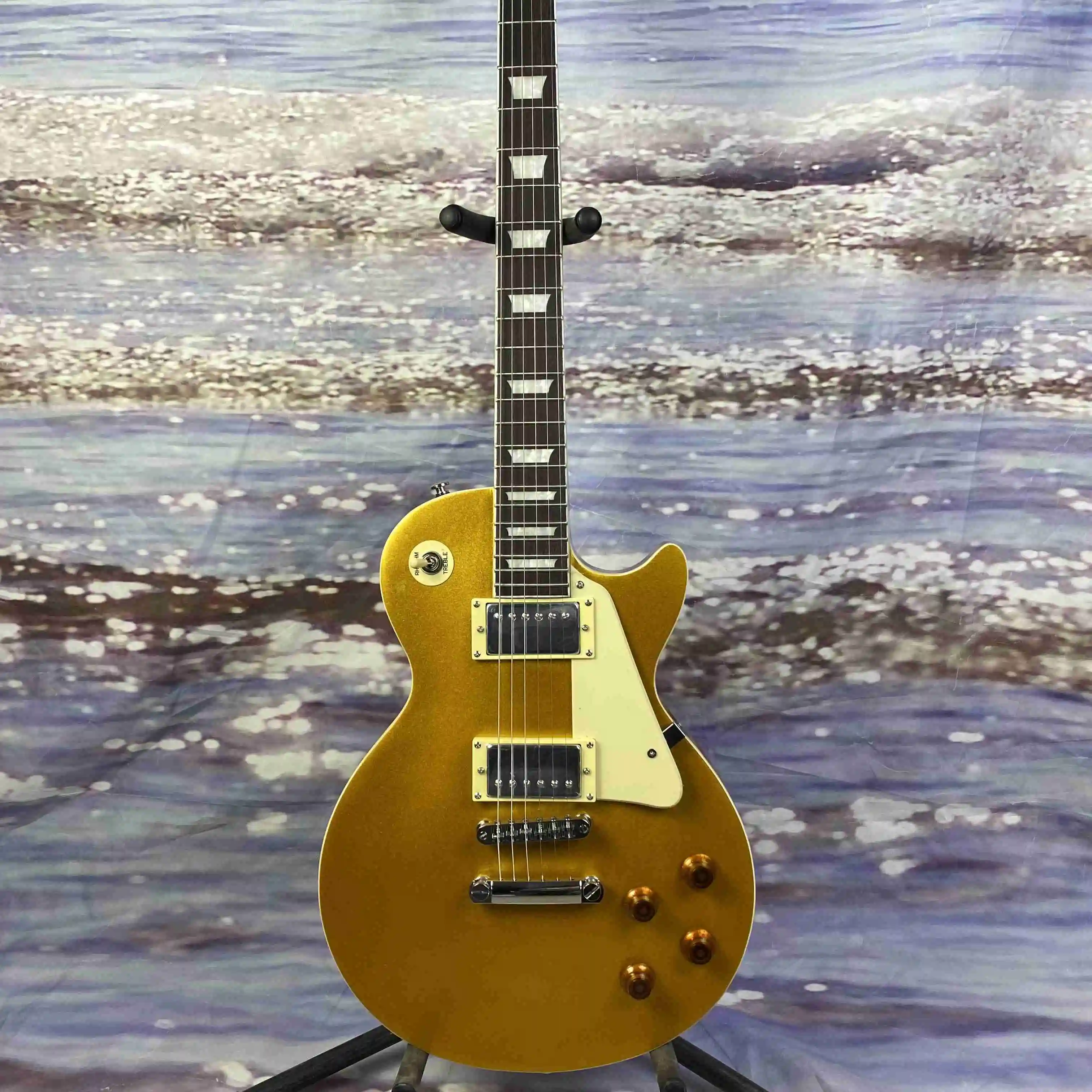 

Standard electric guitar, golden top, HH pickup, chrome-plated hardware, solid mahogany body, rosewood fingerboard, 22 frets