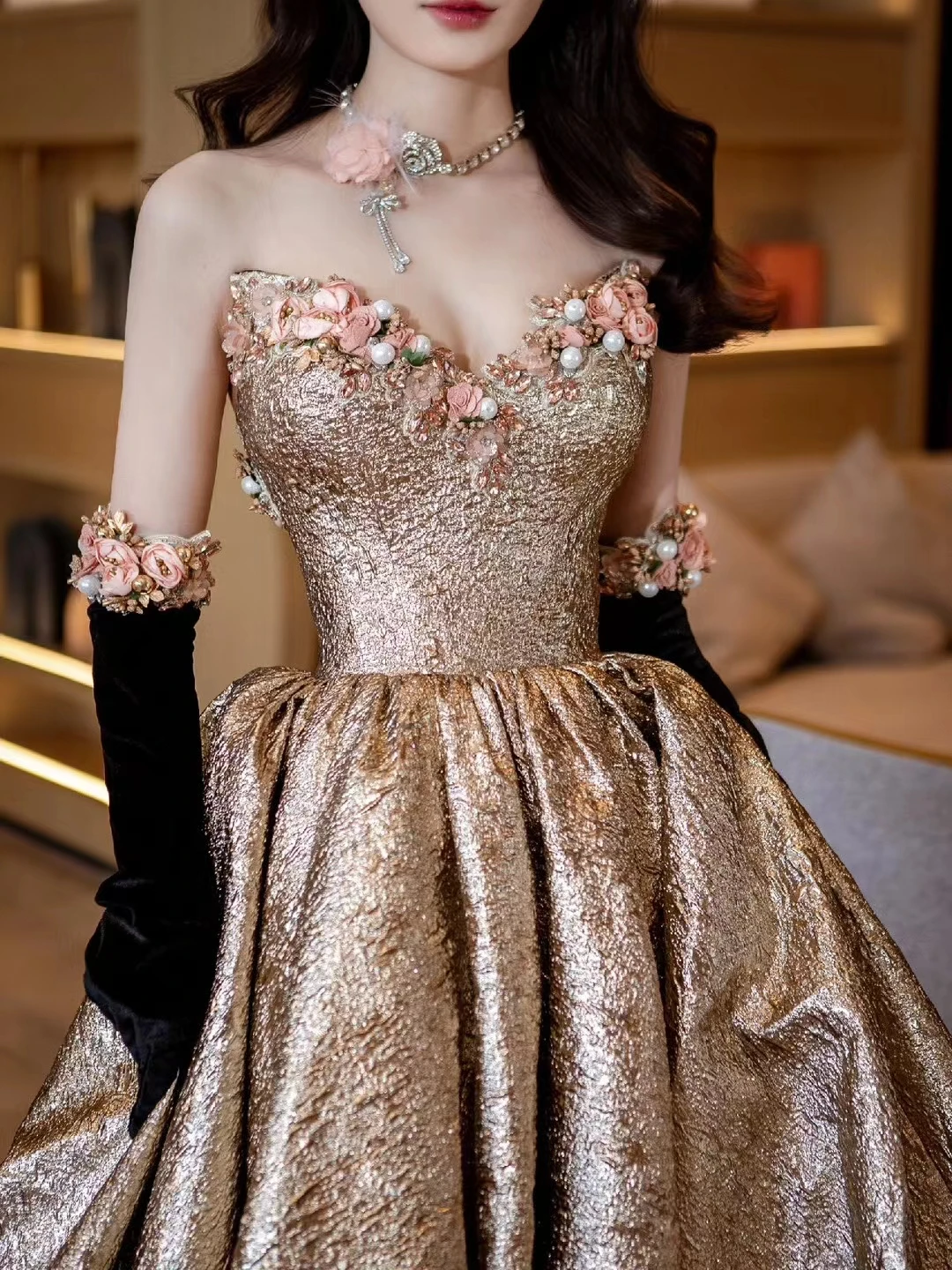 Customized Luxury Princess Gold Evening Dress V-neck A-line Sparkling Flower Beading with Black Velvet Gloves Formal Party Gown