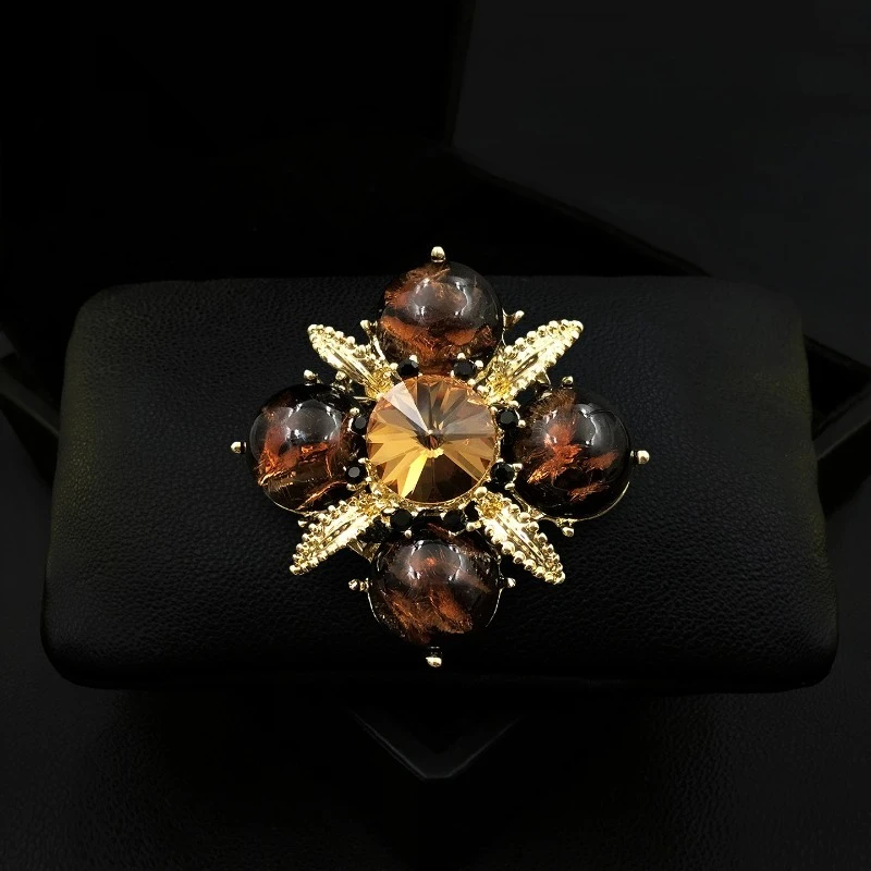 

Exquisite Retro Niche High-End Clover Brooch for Women Suit French Elegant Luxury Fashion Corsage Flower Pin Accessory Gift 2083