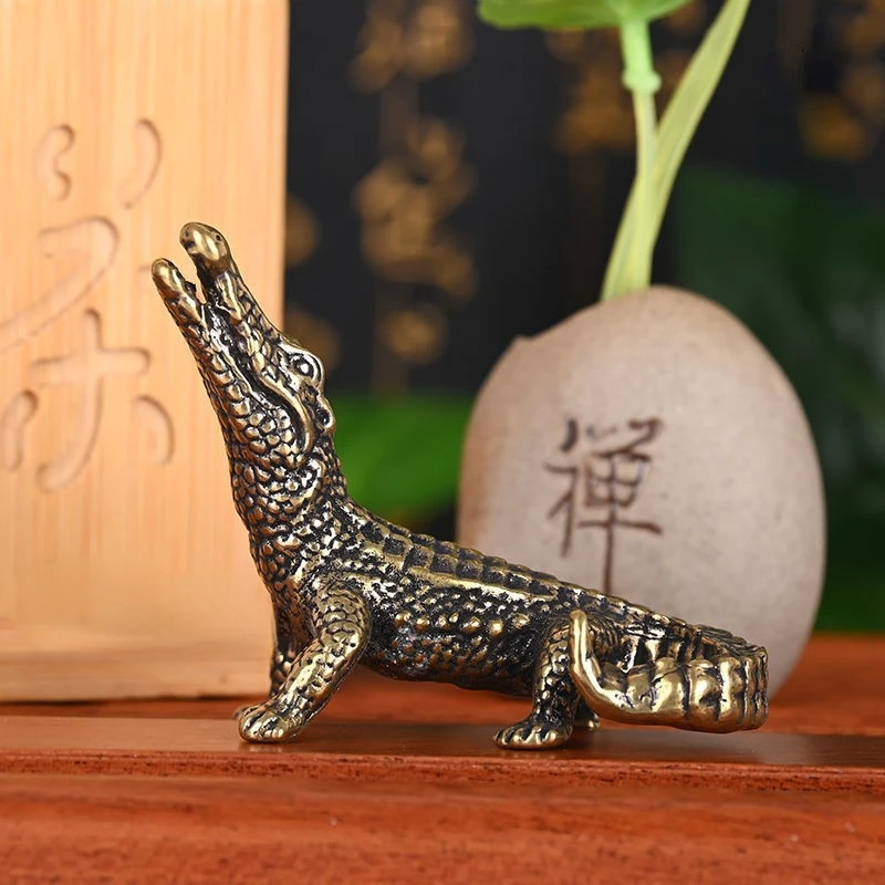 Antyczny brąz krokodyl miniaturowe figurki Vintage mosiądz Mini aligator statua ozdoby na biurko Home Feng Shui wystrój rzemiosła