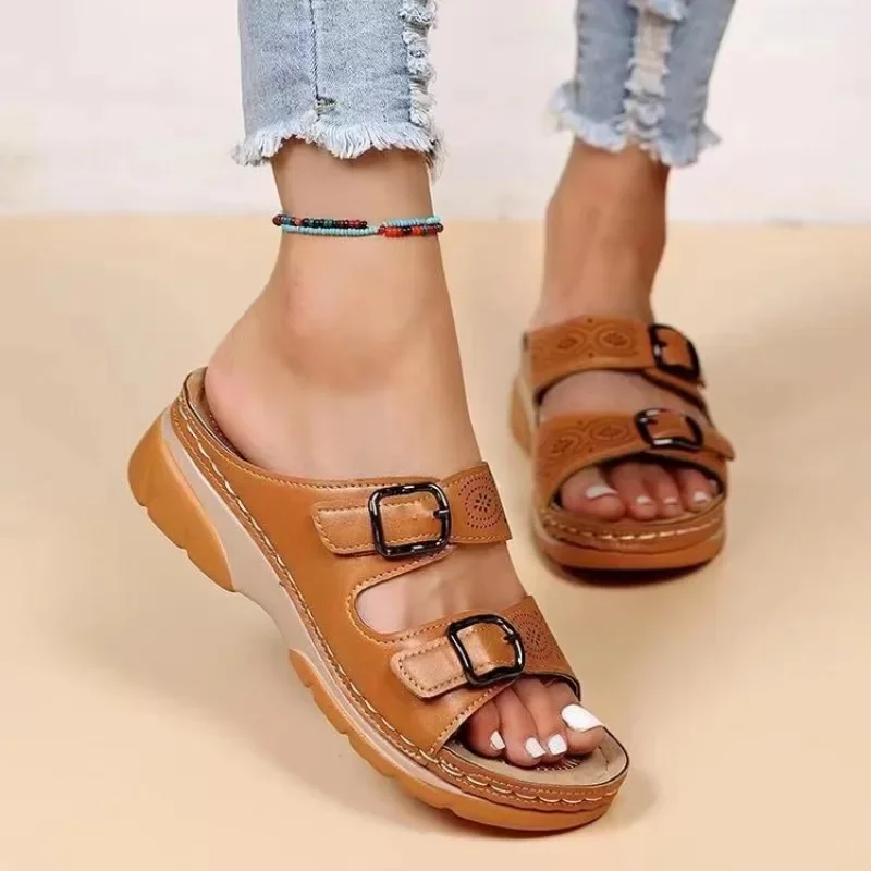 Keilsandaletten für Damen, verstellbare Schnallen-Slipper aus PU-Leder, rutschfeste Slides mit dicker Sohle, lässige orthopädische Sandalen, Übergröße – Detail 6