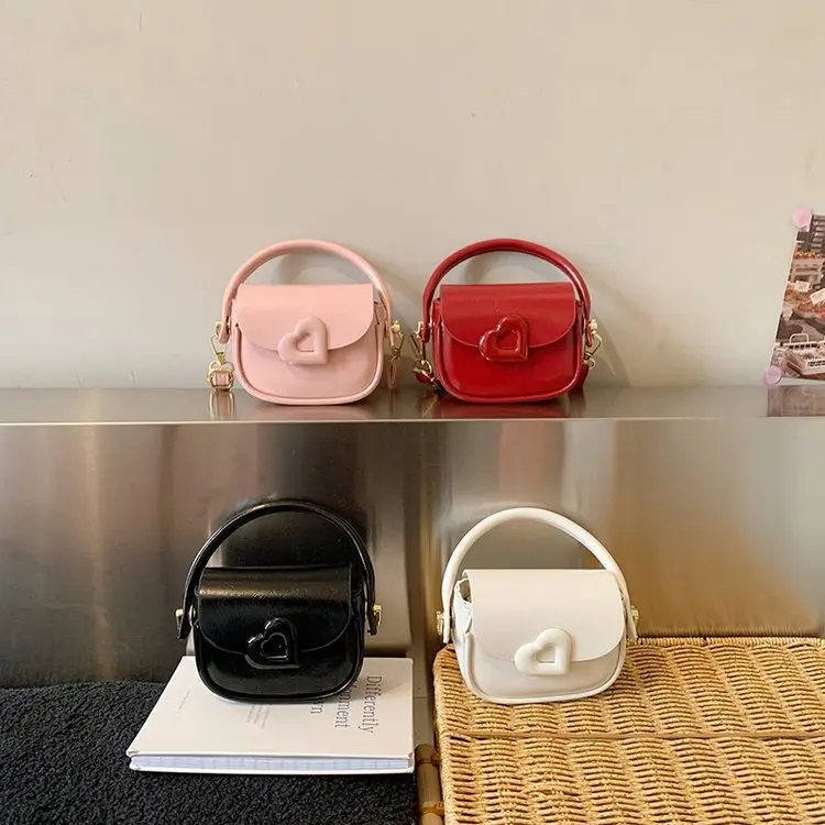 

Складная сумка для подгузников с компактным дизайном экономит место дома или в багаже, но при этом обеспечивает вместительное хранилище.