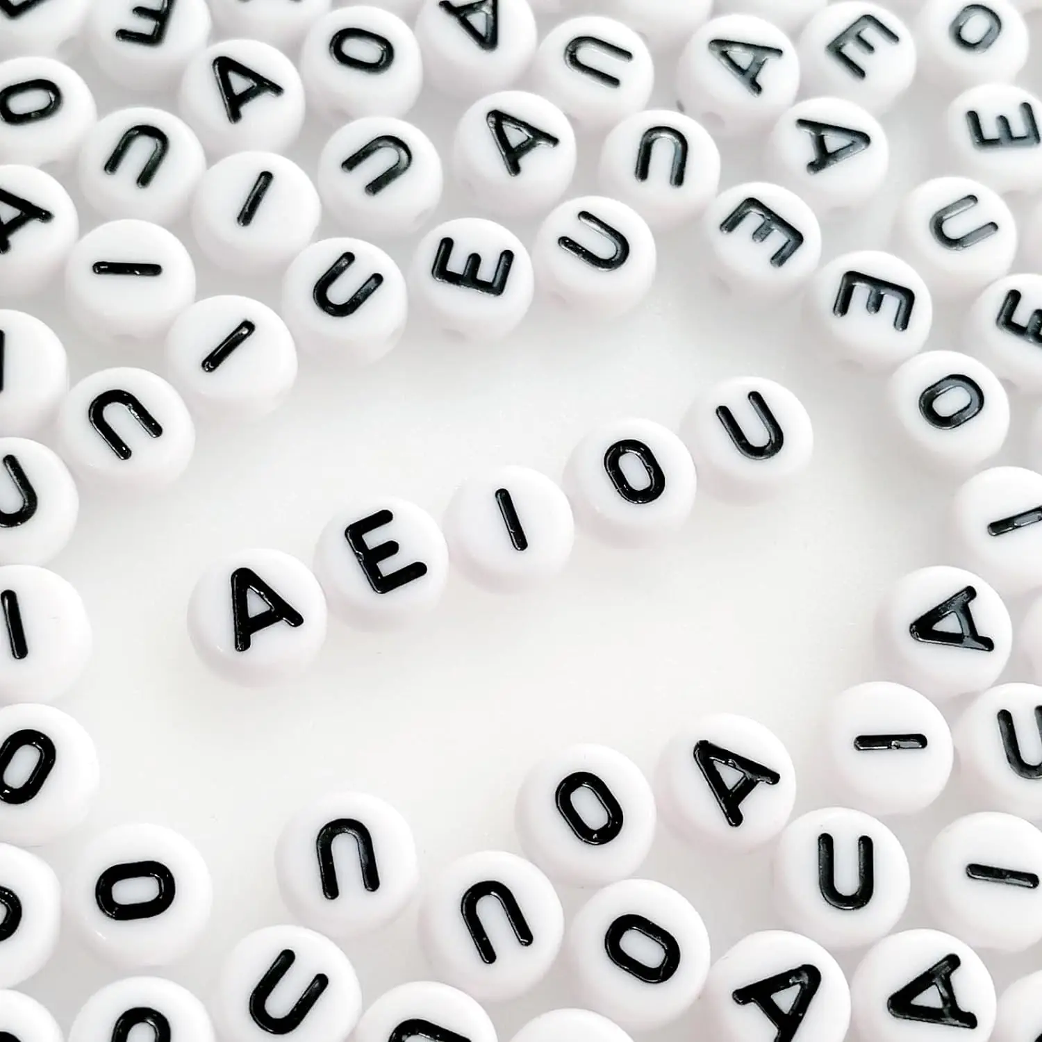 

1000 pieces of 4x7mm acrylic A E I O U vowel letter beads for jewelry making, bracelets, homemade necklaces, telephone chains,