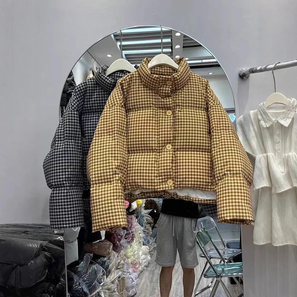 

Новинка 2025 года, клетчатая куртка-пуховик, женское короткое утолщенное пуховое хлопковое пальто в корейском стиле с воротником-стойкой, модное пальто с хлебом, верхняя одежда