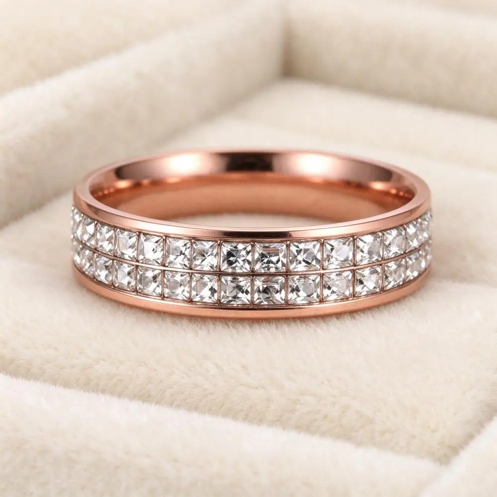 Anillos de acero inoxidable con incrustaciones de pedrería blanca en forma de cuadrado, de doble hilera, para mujer y hombre, en color oro rosa, ideales como alianzas de boda para parejas.