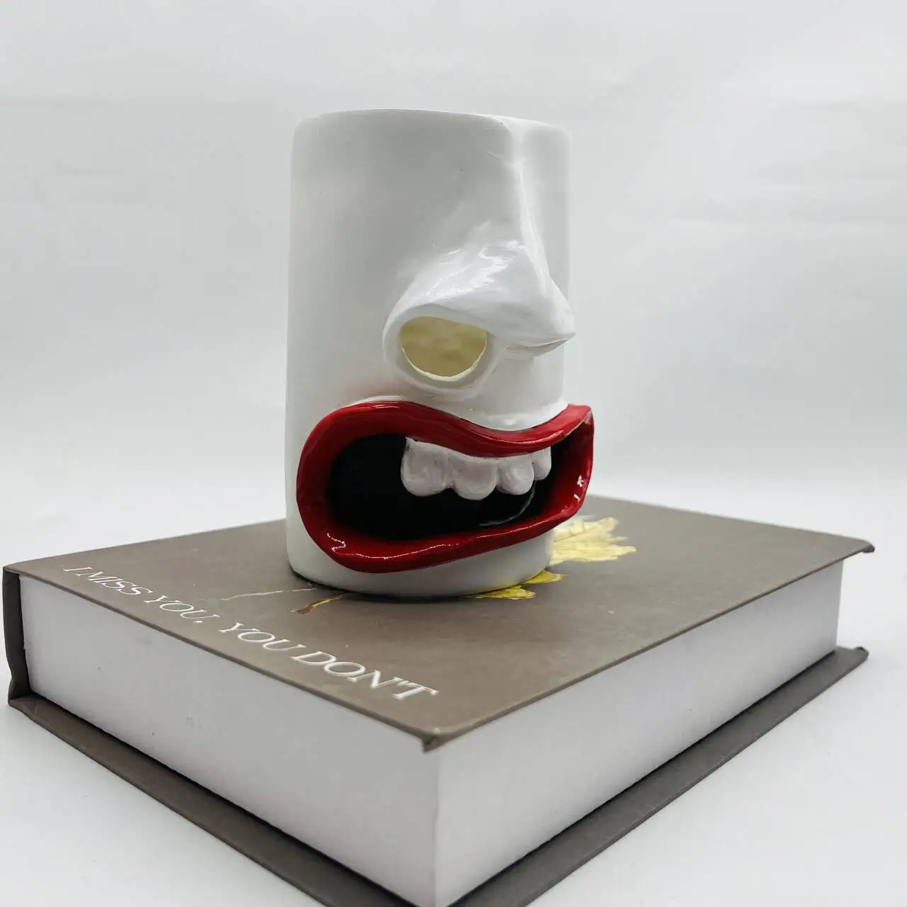 

Funny Face Tissue Holder Novelty Tissue Box Cover Quirky Resin Tissue Dispenser with Nose and Mouth Design for Bathroom Desktop