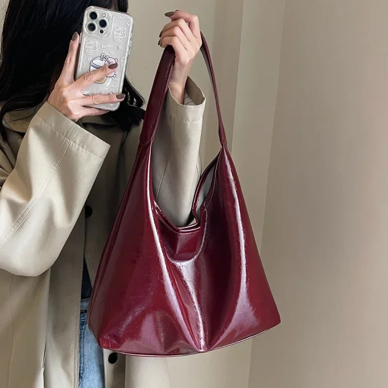 

Korean Retro Tote Bag for Women 2024 New High-End Simple Commuter Armpit Bag for Women Large Capacity Shoulder Bag