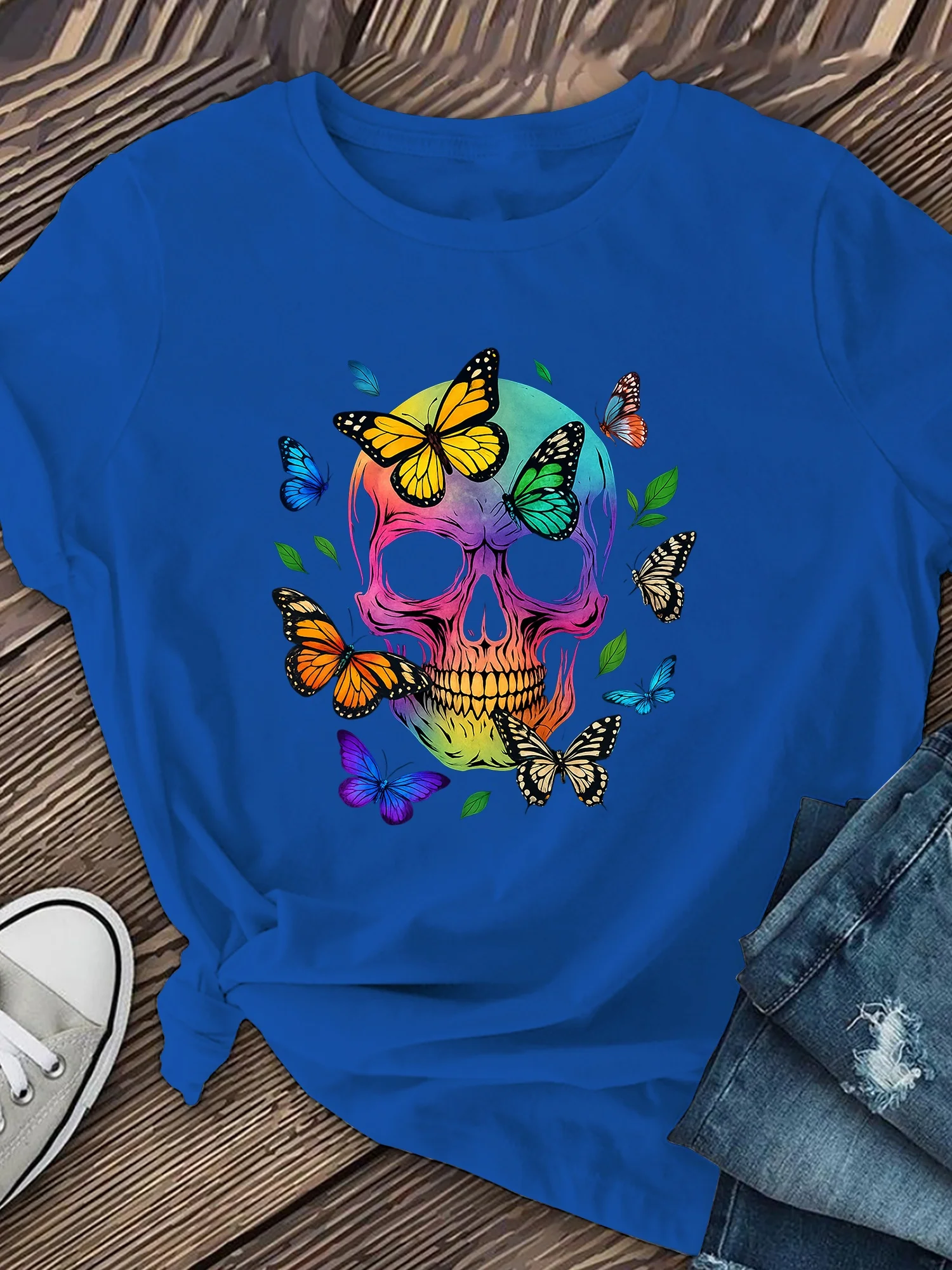 Top estampado elegante para mujer, camiseta de Halloween con mariposas y esqueletos vibrantes, perfecto para uso en verano