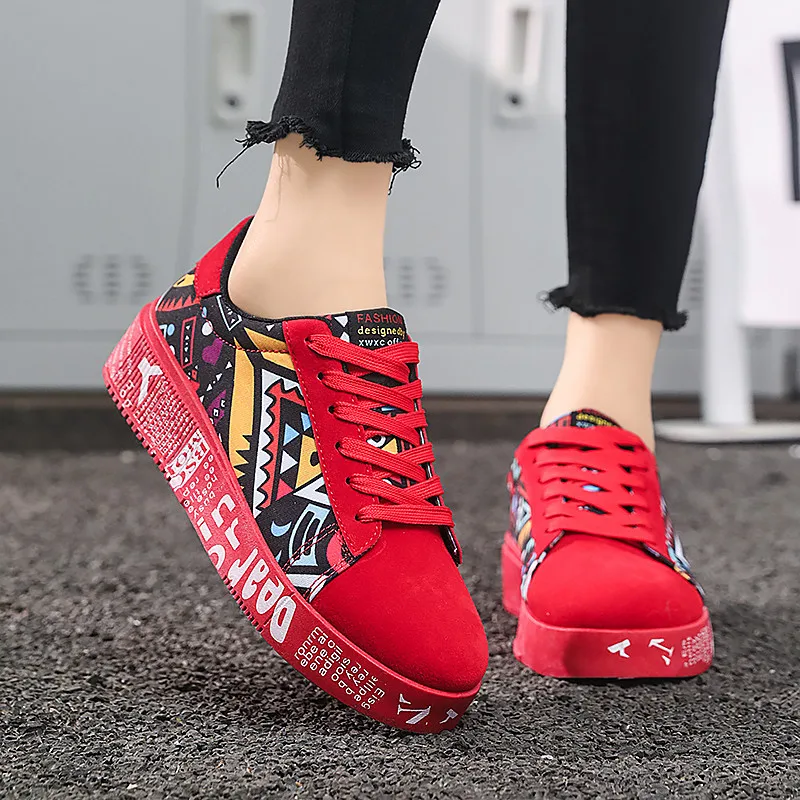 Trendy Graffiti Printed Men Red Sneakers Unisex Comfy Skateboard Shoes Men Non-slip Sport Shoes Trainers Man zapatillas de skate