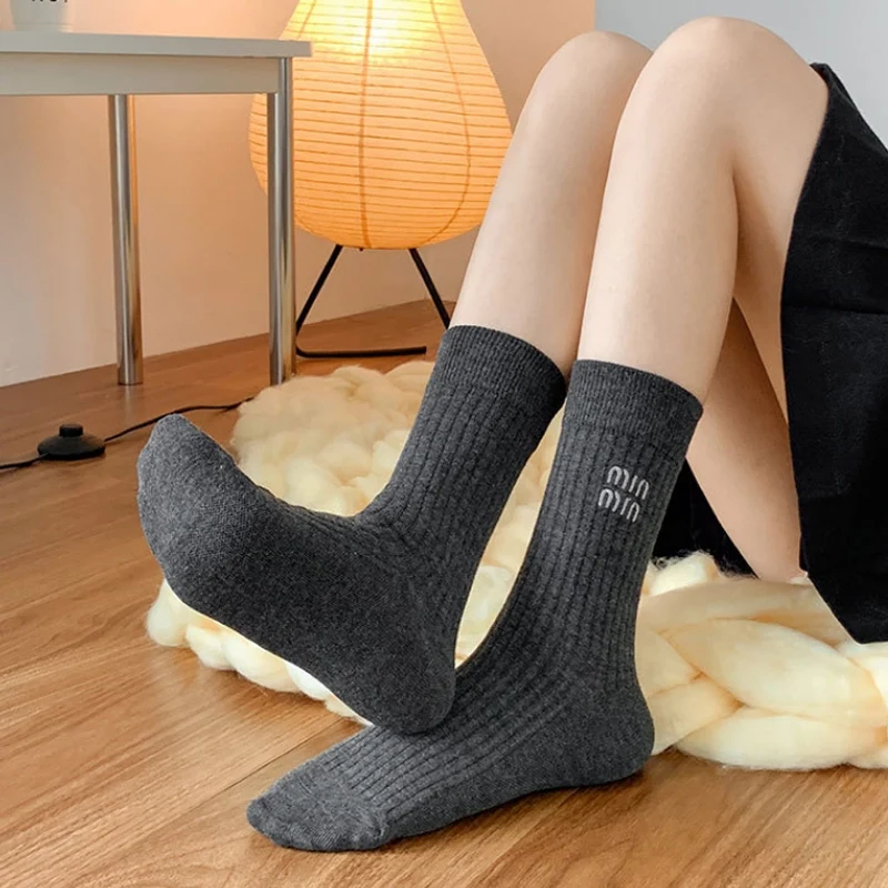 Herbst Winter Süße frauen Socken Einfarbig Streifen Einfache Vielseitige Strumpf Hochwertige Casual Komfortable Weiche Hause Socken