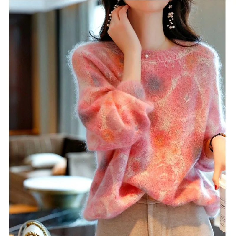 

Ma Hai's New Autumn and Winter Sweater for Women Features A Laid-back Style with Rainbow Tie-dyed Pullover and Loose Top Fashion