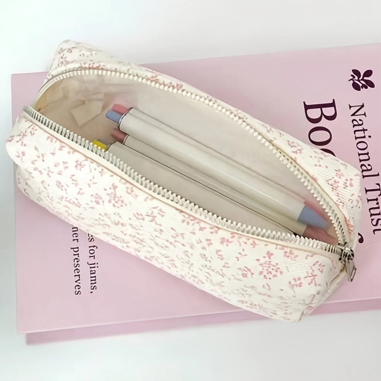 This fresh and delicate floral pen case and floral makeup bag are perfect for storing stationery and cosmetics