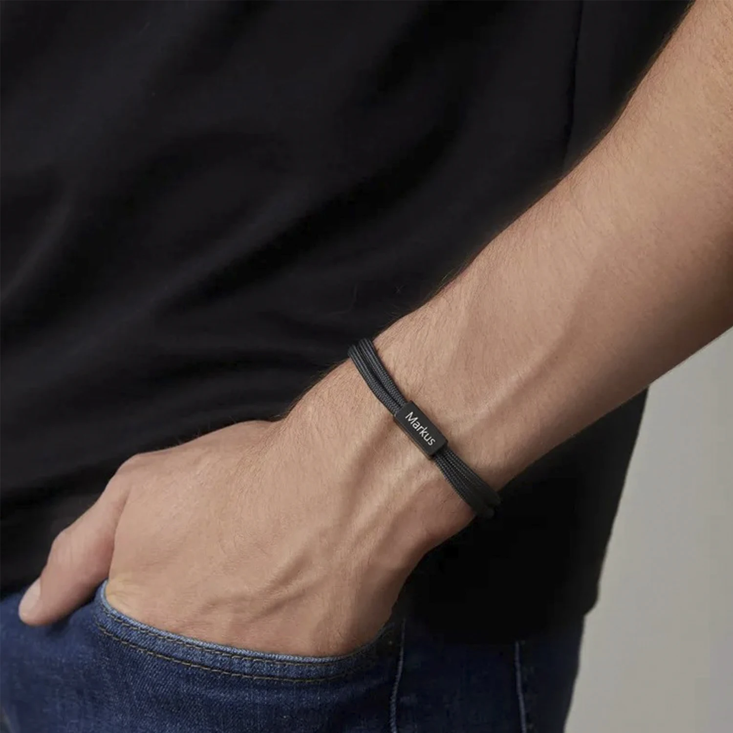 

Браслеты из шнура с персонализированным именем и гравировкой. Браслет из нержавеющей стали на заказ для мужчин. Роскошный символический и незаметный подарок с гравировкой.