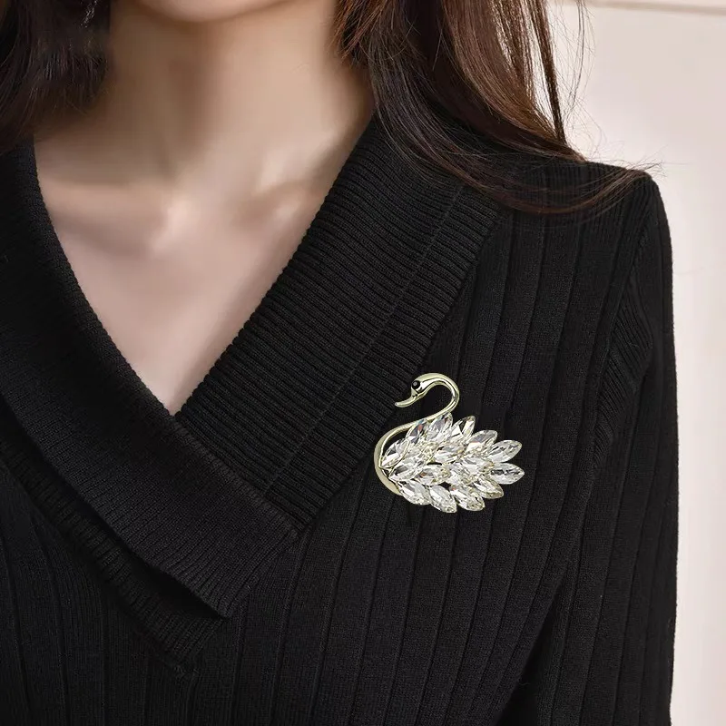 New year gift swan women's brooch pin high-end niche clothing accessories fixed brooches personalized  fashionable buckle wicked