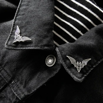 2 Stück Fledermaus Emaille Pins Gothic Punk Hexe Halloween Brosche Kragen Abzeichen Schwarz Gruseliger Schmuck Geschenk für Freunde