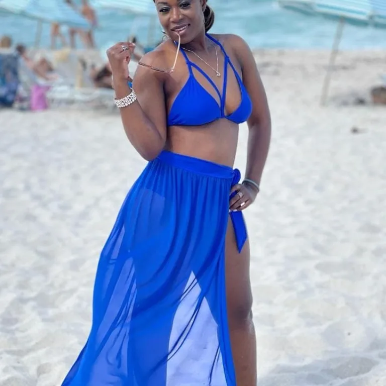 ملابس سباحة مثيرة للنساء ملابس سباحة عصرية ضيقة مكونة من ثلاث قطع بيكيني بلون سادة وتنورة شبكية بيكيني جديد 2025