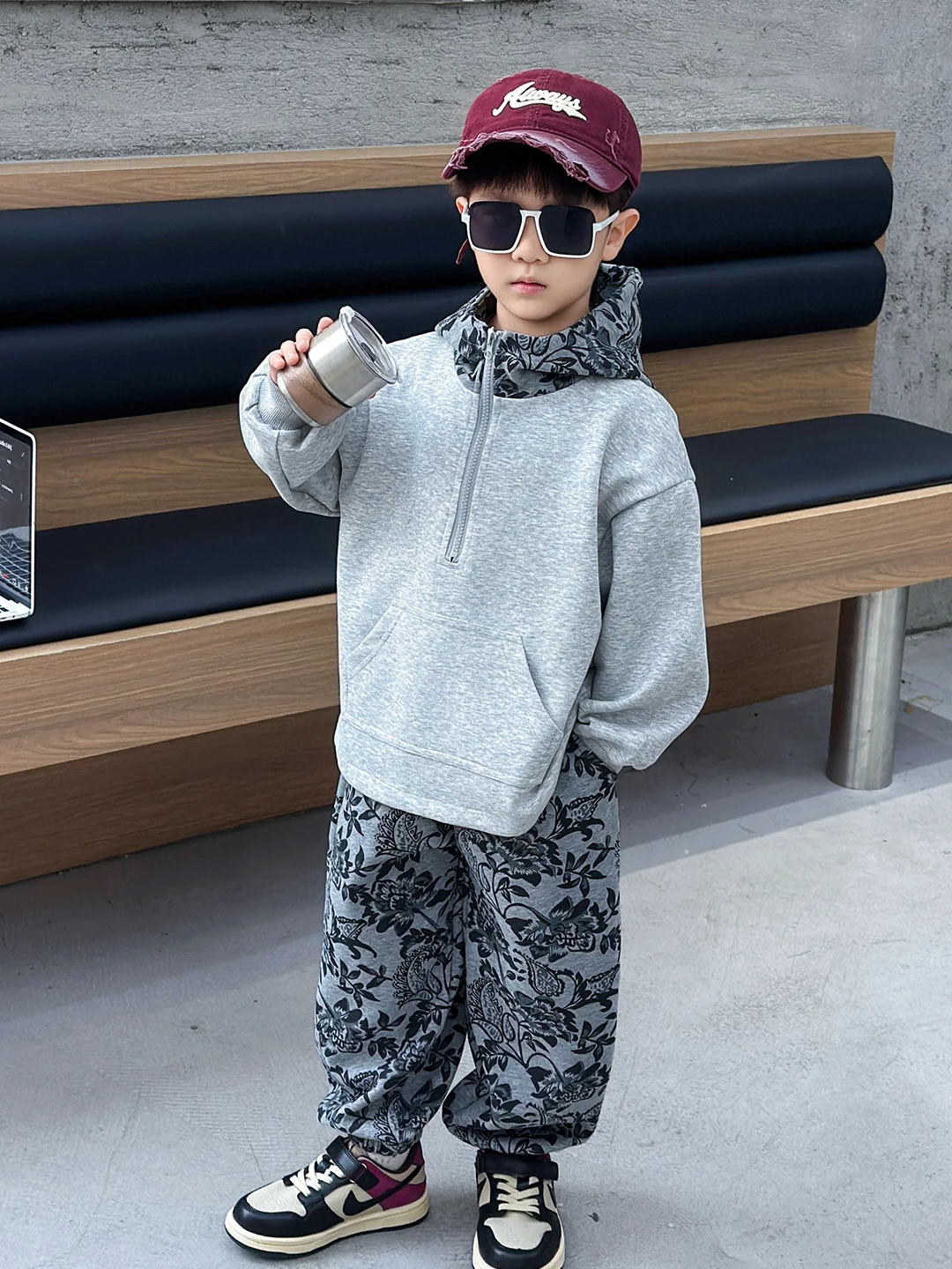 

Комплект из худи и брюк с цветочным принтом для мальчиков, осенняя новинка, стильная и модная одежда, длинные рукава, длинные брюки, комплект из двух предметов, повседневная спортивная одежда