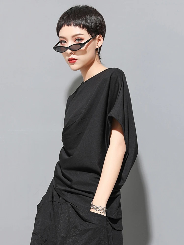 [EAM] تي شيرت نسائي أسود غير متماثل بطيات مقاس كبير تي شيرت جديد برقبة دائرية وأكمام تشبه جناح الخفّاش موضة المد لربيع وصيف 2025 1DF4667