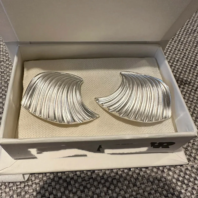 

Wave shell fan earrings, niche design sense high-end ear buckles, suitable for summer earrings women