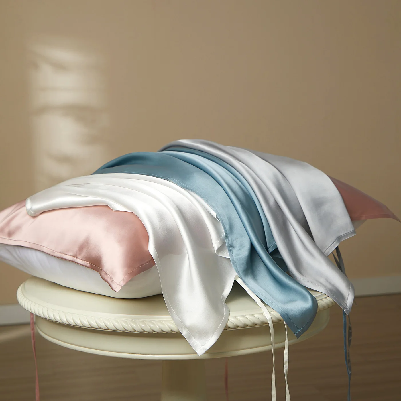 40mm Silk Pillowcase Pillow Towel 100% Mulberry Silk Can Fix Travel Dust-proof Pillowcase, Single Person Size 50x70cm 2 Straps